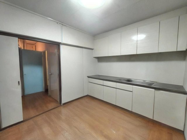 ダイニングキッチンです。AIによる家具消しの修正後の写真です。現況と異なる場合現況を優先いたします。
