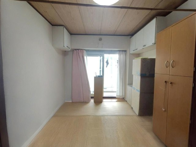 南西側の和室です。AIによる家具消しの修正後の写真です。現況と異なる場合現況を優先いたします。