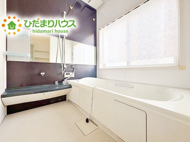 シックな色のアクセントパネルを使用し高級感を演出♪　浴室暖房乾燥機付きで、雨の日でも洗濯物に困りません！