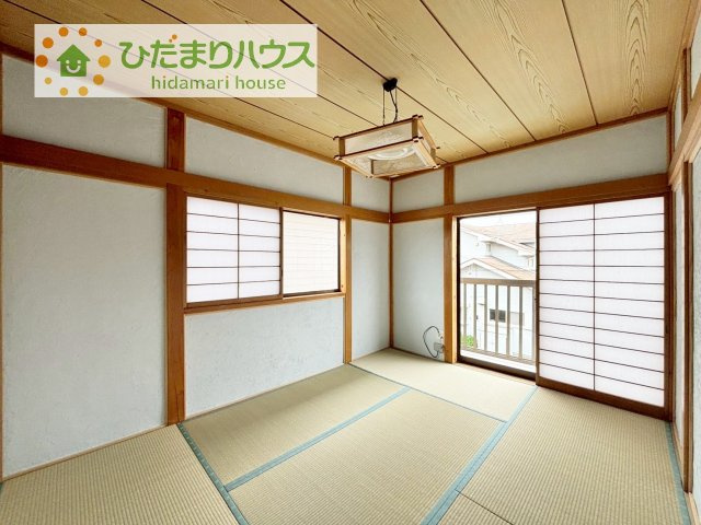 バルコニーに面していて、たっぷり光りの入る明るい主寝室です！