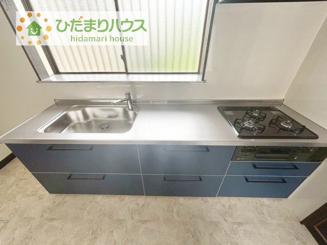 コンロは嬉しい3口コンロ！シンクはつなぎ目なしでお掃除も簡単です♪
