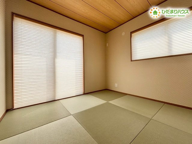 畳の香りに心がホッと落ち着く和室です。小さなお子様のお昼寝スペースや遊び場として重宝します！