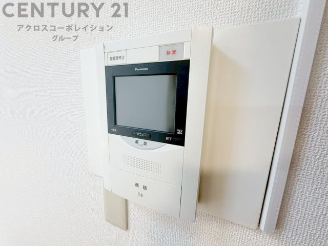 訪問者が来たときにテレビ画面で確認できるため、安心してドアを開けられます。録画機能があるものもあり、留守中に来訪者を記録しておくことができます。利便性が高く、セキュリティ面でも安心です。　