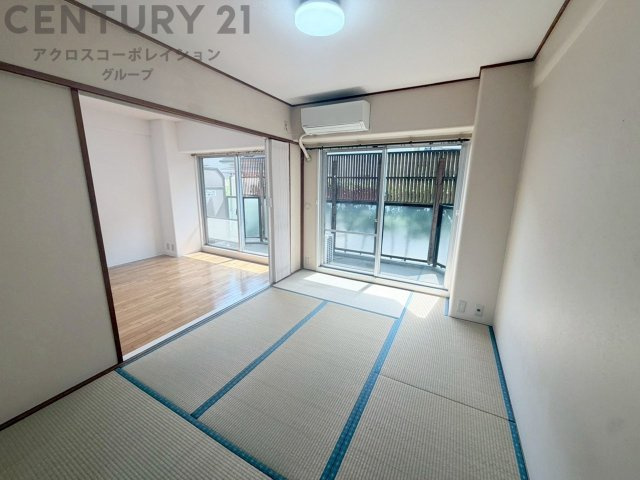 来客時の寝室や家事スペースなど、多目的に使える和室。畳ならではの柔らかさと調湿性で、季節を問わず快適に過ごせる便利な一部屋です。　