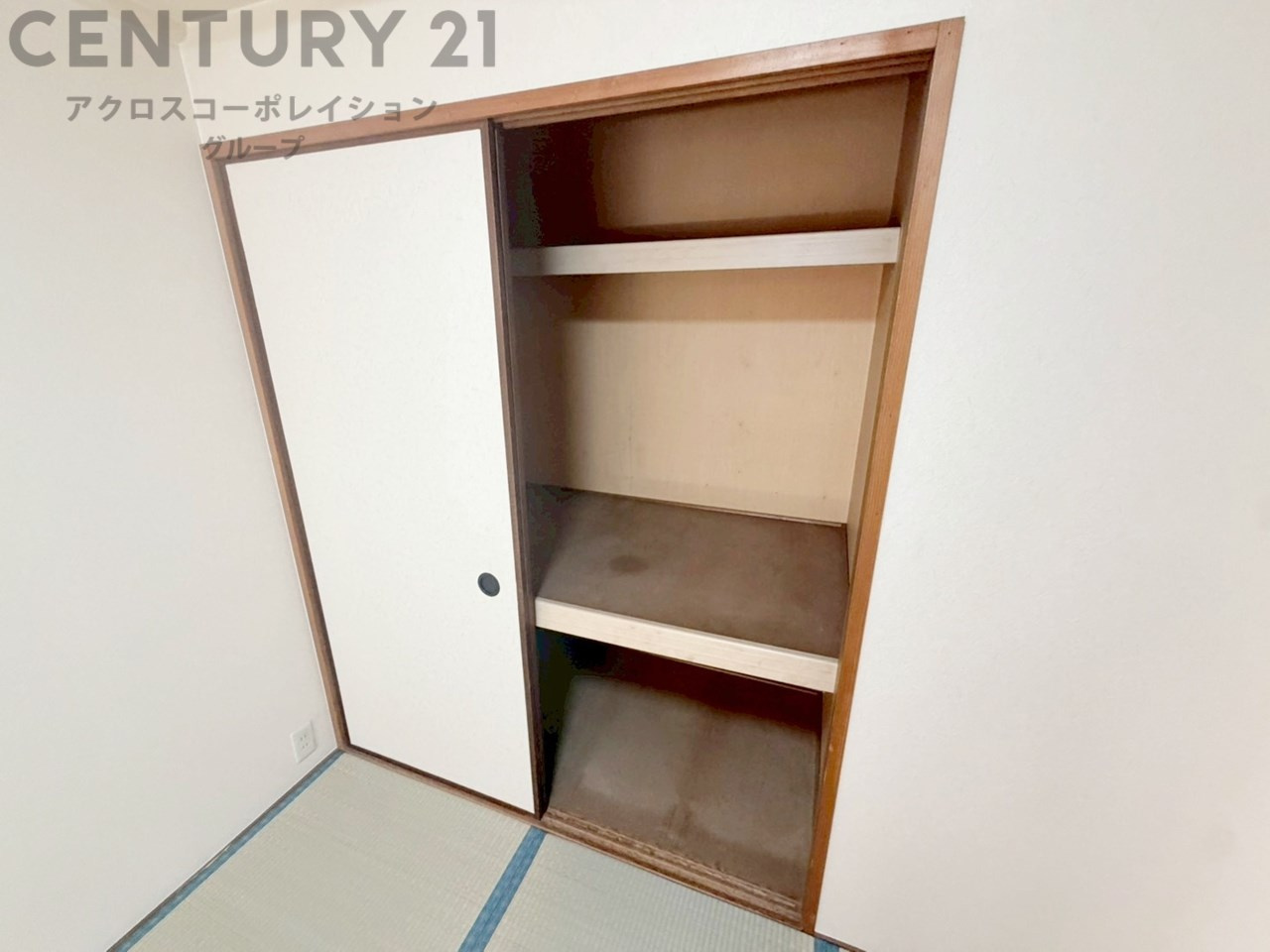 押入れは季節の衣類、寝具などを収納できます。伝統的な美しさと実用性が融合し、収納物を保護する調湿・換気効果があります。使い方によっては書類や小物なども効果的に整理でき空間を有効活用できます。　