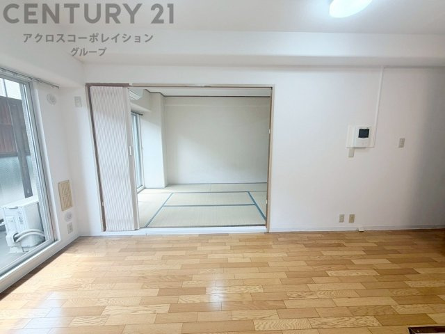 大きな窓が設置された居間リビングは、豊かな自然光が差し込み明るく快適。開放感と温もりに包まれる心地よい空間です。　