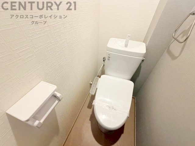 温水洗浄便座付トイレは温水洗浄機能により、暖かい水でおしりを洗浄することができ、冷たい水を使う従来の便座に比べ、温水洗浄機能で暖かいトイレを提供し、快適な使用を可能にします。　