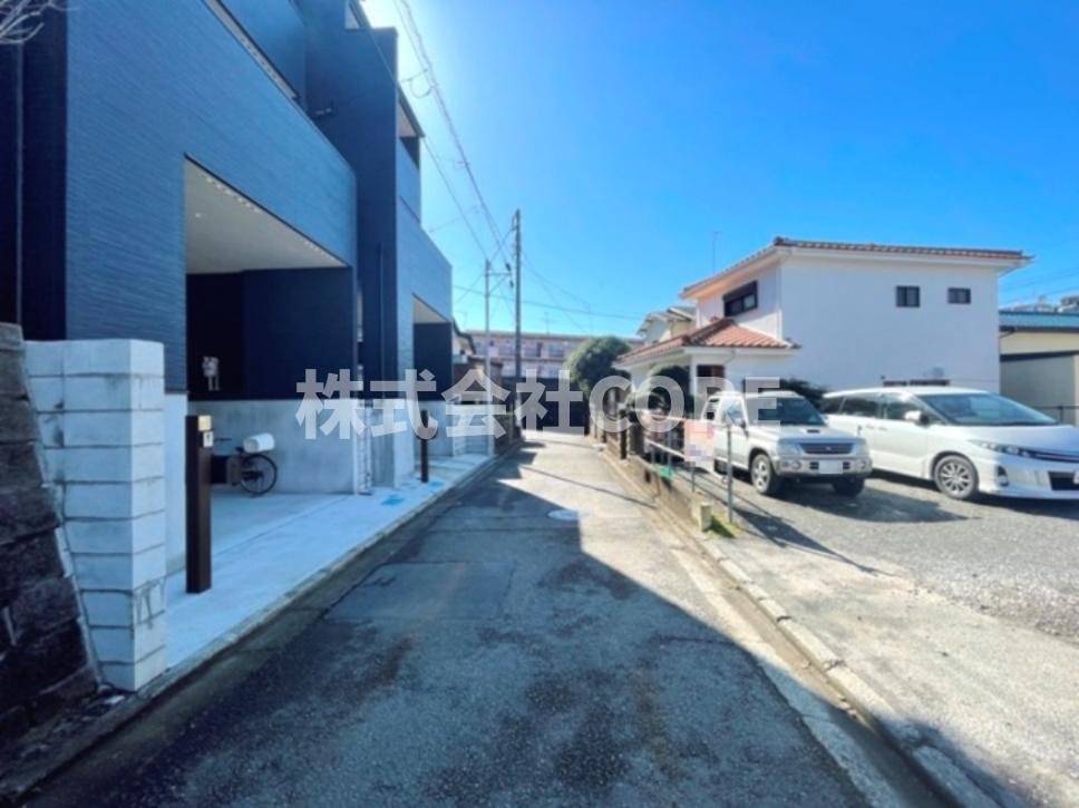 ゆとりの前面道路は住宅地のため車通りが少なく、静かな環境です。しっかり舗装もされているので、ベビーカーや自転車で通っても快適に通行できます。