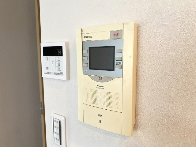 TVモニター付きインターホン。室内から来訪者をしっかり確認できるため、防犯面でも非常に安心です。