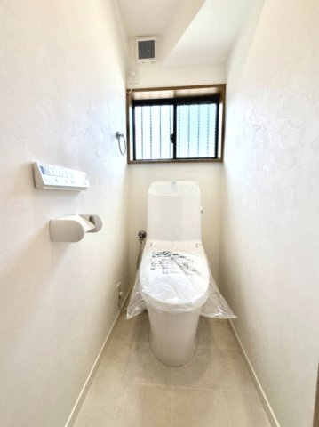 【1階　トイレ】　温水洗浄便座付きのトイレ。操作のしやすいリモコンタイプです。2階にもトイレがあります。