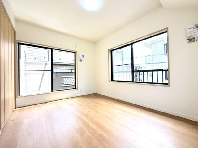 【洋室？約6.0帖】　3面採光の明るいお部屋です。