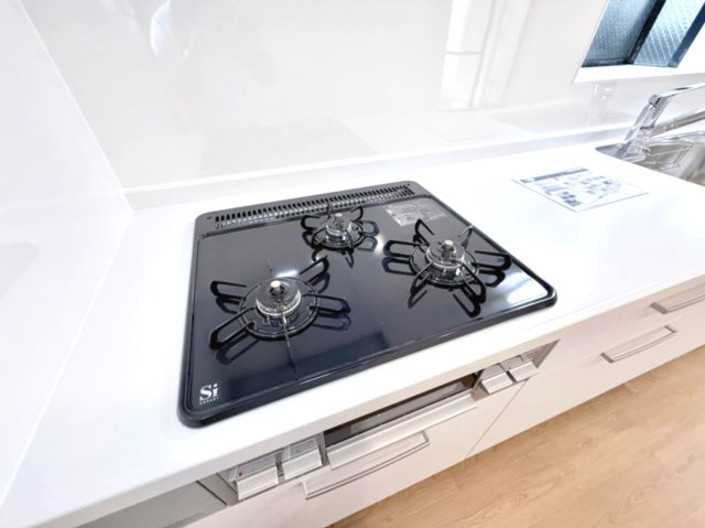 【3口コンロ】　3口コンロ、グリル付きでお料理のレパートリーも増えそうです。