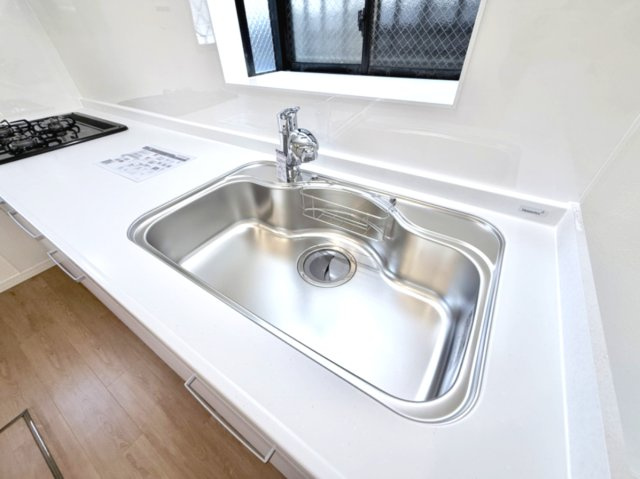 【シンク】　食器洗いもはかどる広々としたシンク。キッチンの蛇口には浄水機能が付いています。