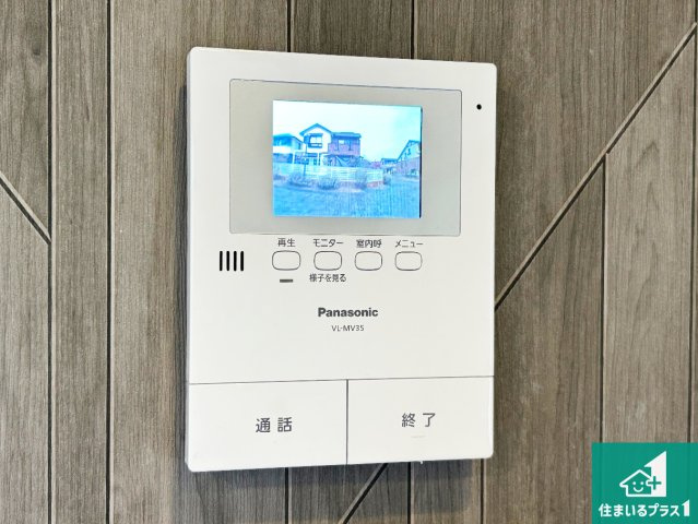 カラーモニターインターホン！声だけでなく来訪者の姿や顔がモニターで確認できるので、小さなお子様がいらっしゃるご家庭でも安心できます！