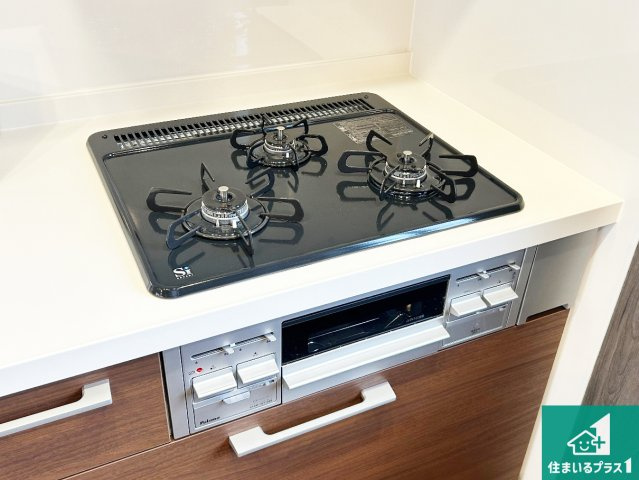 ダブル高火力Ｓｉセンサー付きコンロ！3口あるので、まとめて料理をする時も大活躍！