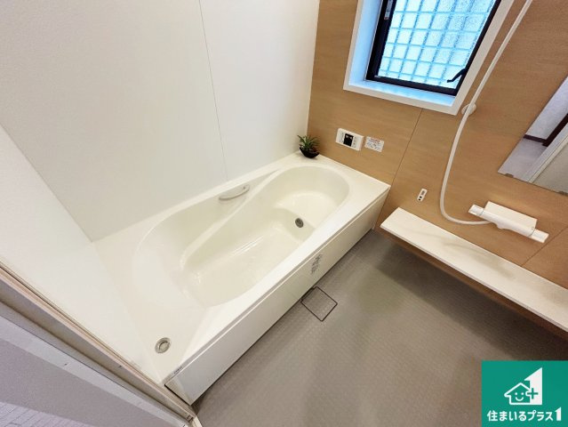 足をゆったり伸ばして寛げる浴槽です。窓が設けられていますので差し込む光が明るく穏やかな雰囲気にしてくれます♪