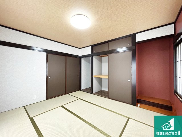リビングとフラットに繋がる和室。大きな窓が印象的な、明るい光が室内へと運び込まれる居心地の良い空間です。和室はご家族のくつろぎの場としてはもちろん、客間としても活用できます。