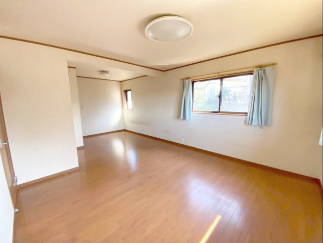 約12.5帖の洋室です！居室の中で一番広く、主寝室としてもオススメです！