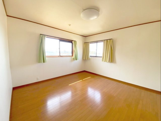 シンプルで使い勝手の良い約8帖の洋室です！