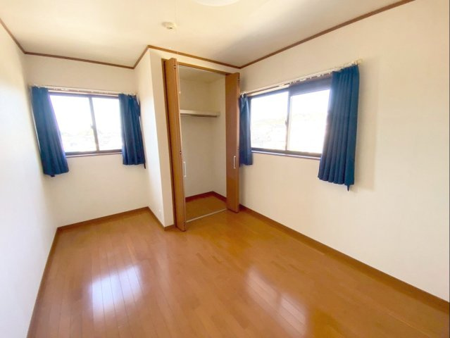 クローゼット付きの洋室（約5.25帖）です！