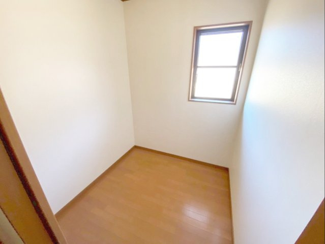 多用途に使えるサービスルーム！手軽に換気ができる窓付きです！