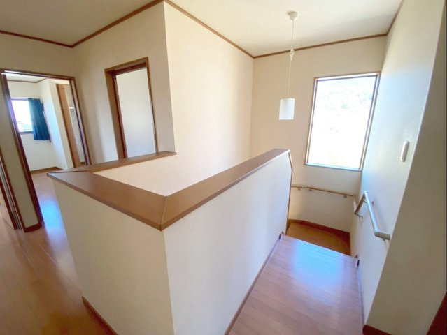 窓からの採光が取れた明るい階段です！