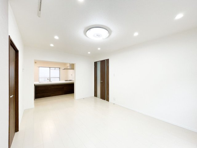南東向き16帖のLDKです。　オープンキッチンの為、料理中にもご家族様とのコミュニケーションを　取る事ができます。