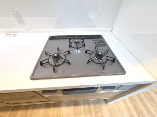 【3口コンロ】　3口コンロ、グリル付きでお料理のレパートリーも増えそうです。