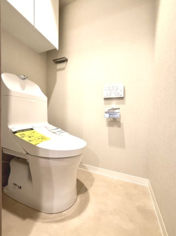 【トイレ】　洗浄機能付きトイレ。上部には収納付で、トイレットペーパー等、買い置きもしやすそうです。