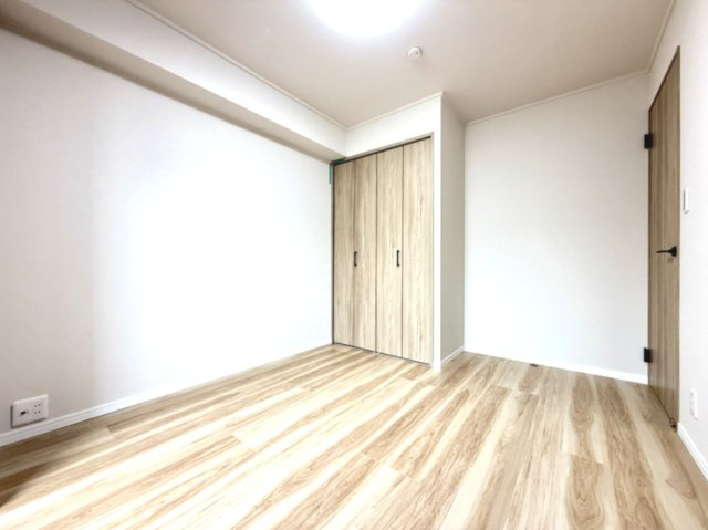 【洋室約5.7帖】　主寝室にいかがでしょうか？