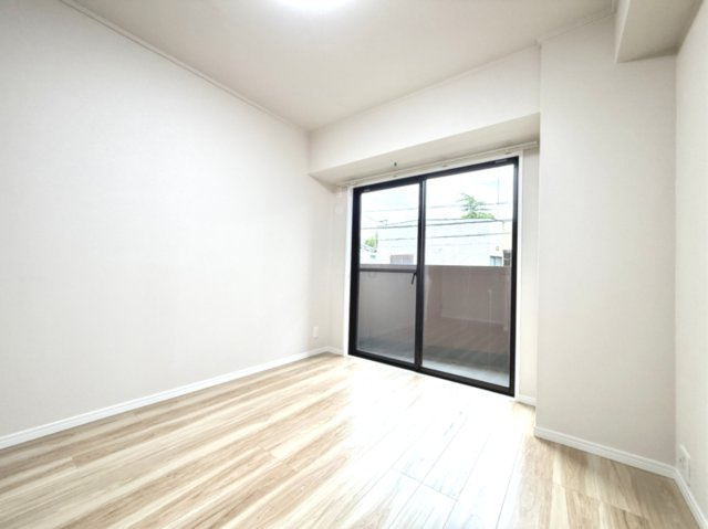 【洋室約5.7帖】　バルコニーに面した明るいお部屋です。陽気に楽しみ、やすらぐ室内。