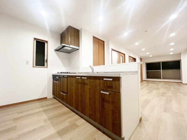 インテリアの映える広々としたリビング。　室内明るくゆったり快適に過ごせます♪