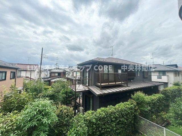 週末には旦那さまと夜景を見ながらお酒を楽しむことがで出来る広々したバルコニー。