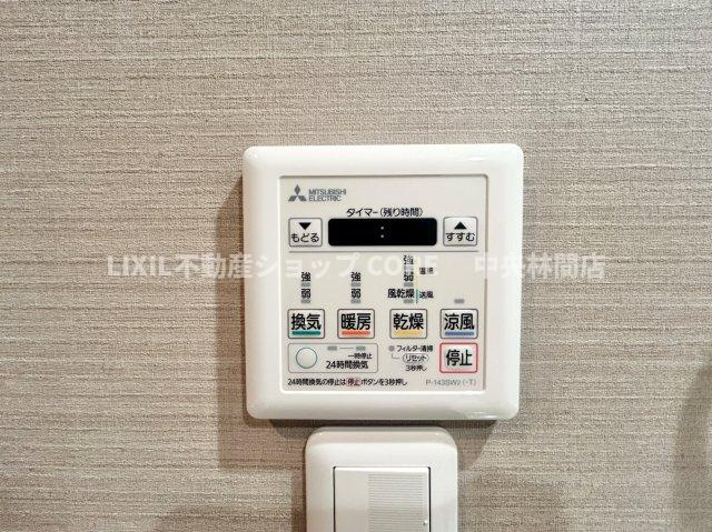 お風呂はボタンひとつで一定量の湯を浴槽に張ったり、保温や追い焚きをすることができる便利な機能付