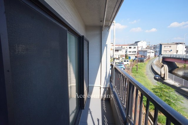 2F：両面バルコニー☆キッチンに面した南側のバルコニー☆建物が無く、陽当り＆眺望良好☆水栓完備です☆