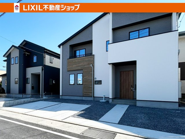 道幅の広い前面道路なので明るく開放感に溢れた好立地です！お車の出し入れもラクラク♪　撮影1月19日