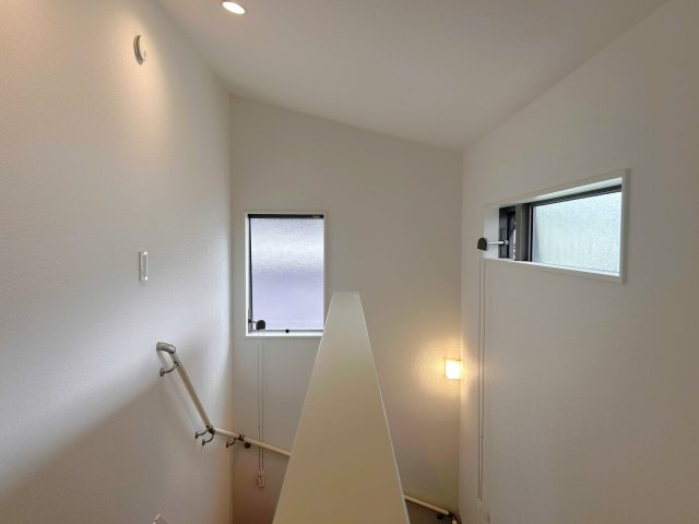 階段部分。小窓や照明がおしゃれに配置されています