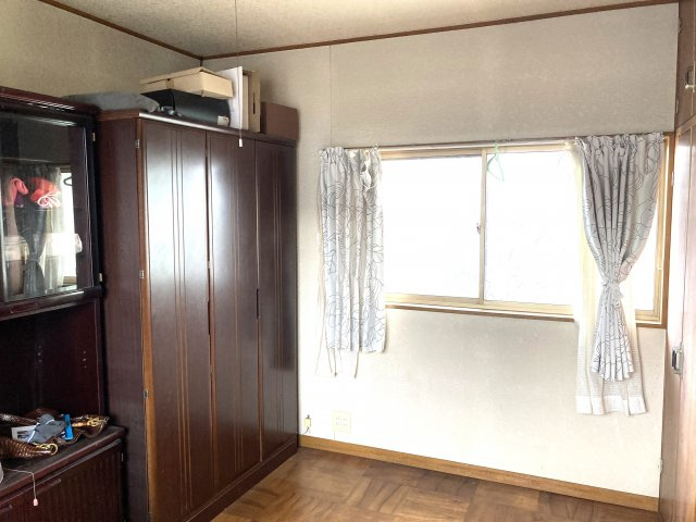 2階の洋室です。窓も2面に付いているので明るさ、換気共に問題ありません。