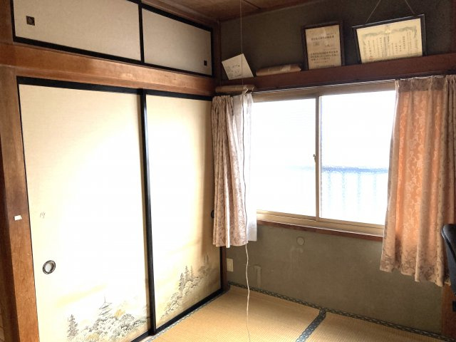 2階の和室です。落ち着いた雰囲気です。寝室に如何ですか。