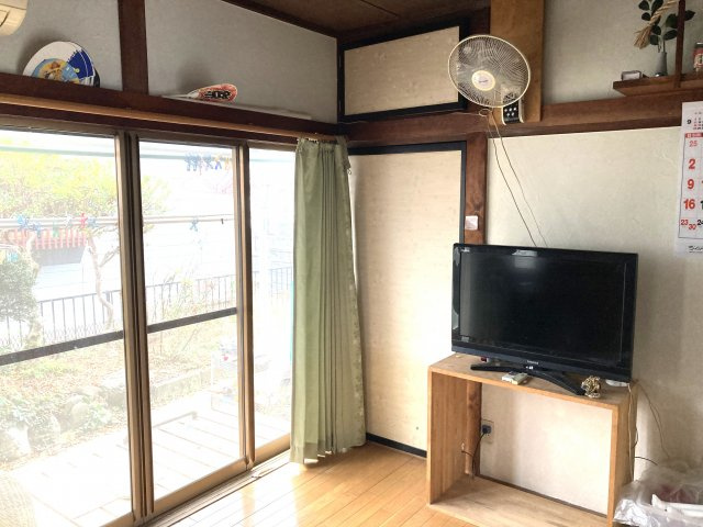 南面に大きな窓があるのでとても明るいです。お庭へすぐに出られます。