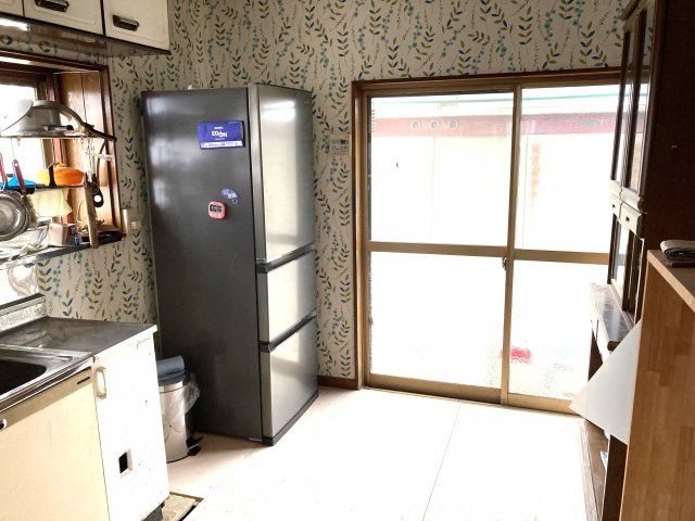 6帖あるダイニングキッチンです。南側に大きな窓があるのでとても明るいです。