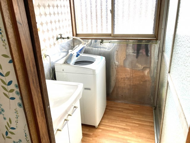 脱衣場には洗濯機置場も完備されています。
