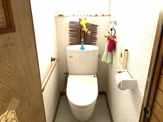 1階にあるトイレは温水洗浄便座付きです。。