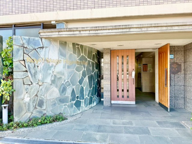 マンション入り口になります♪