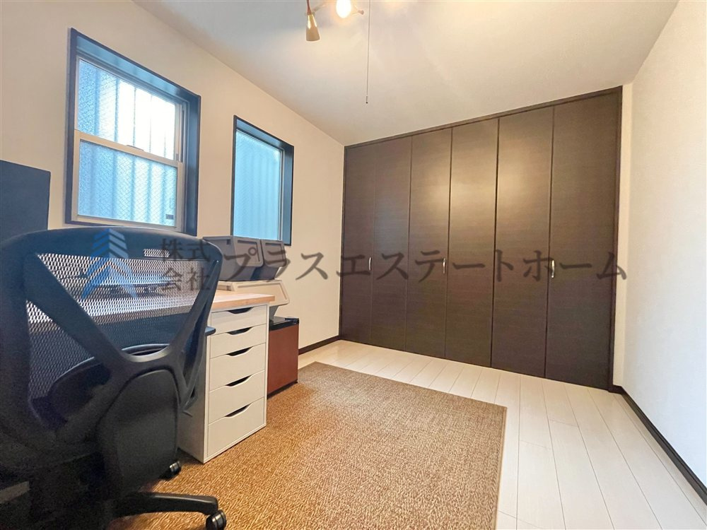 木目調のフローリング材でナチュラルな見た目のため暖かく落ち着いた雰囲気のお部屋です♪