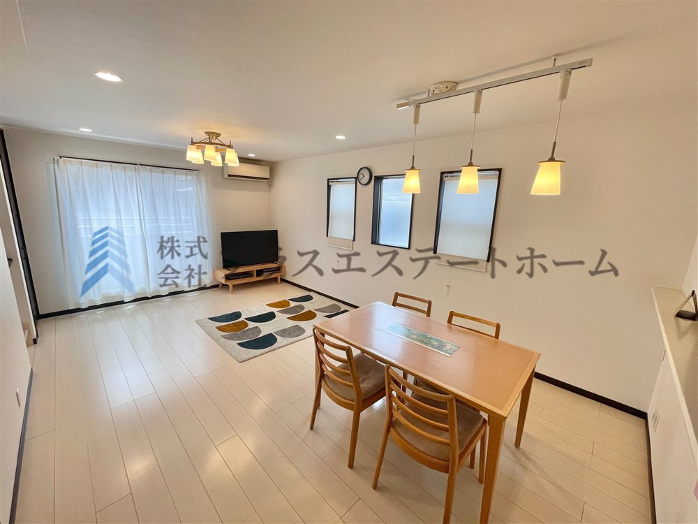 床暖房♪部屋全体を均一に暖められ空気が乾燥しにくく足元から温まる事で室温以上に暖かさを感じやすいです