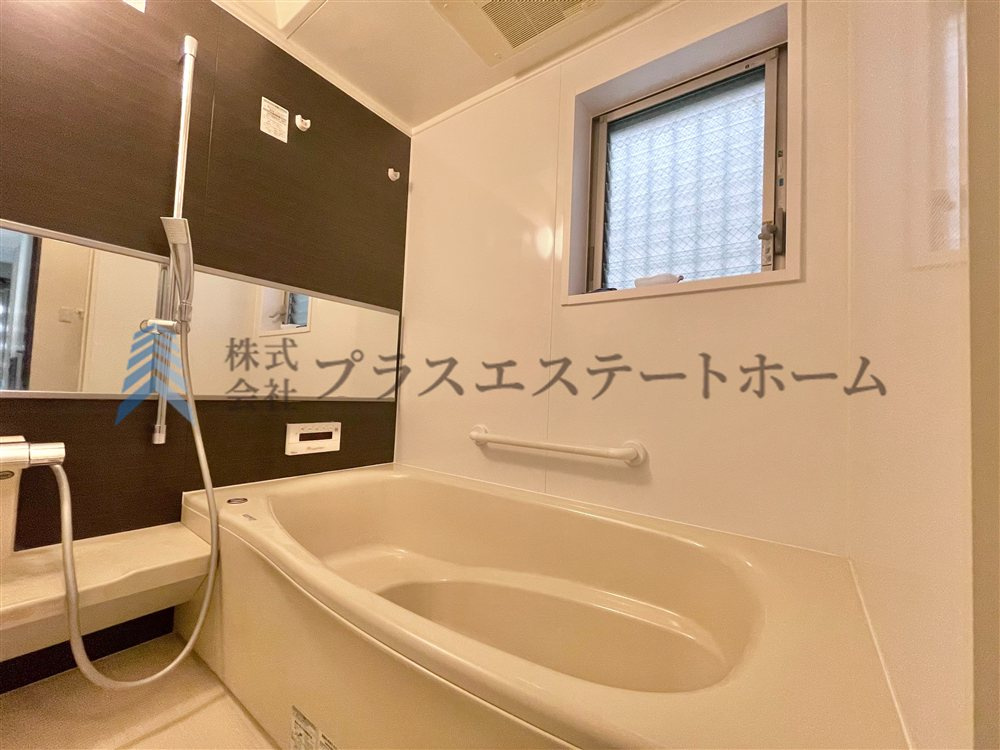 横長の鏡は浴室に個性的な印象を与えることができより浴室を広く見せ、開放的な空間を演出することが可能♪