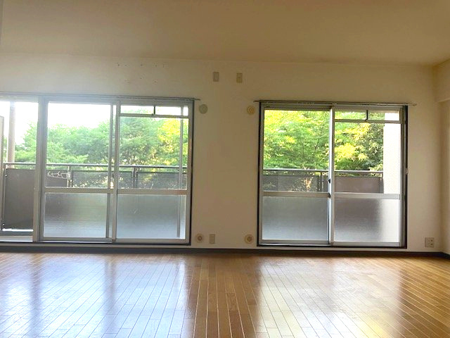 大きな窓のある開放的なリビング！窓の外に広がる緑を眺めながら家族でゆったりと過ごせる空間です。