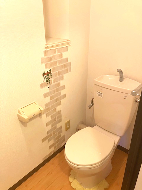 トイレにも収納スペース有り！トイレットペーパーのストックや、掃除の道具なども収納できます。