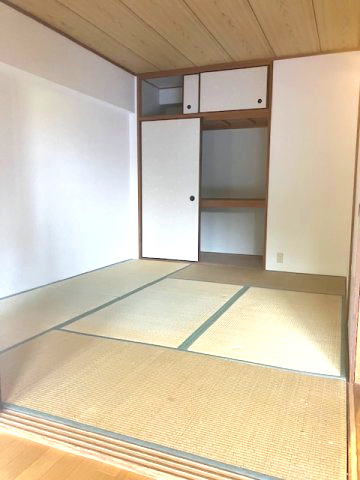 足を伸ばす事のできる6帖和室は寛ぎの空間！来客が泊まる際も、布団を敷いておもてなしすることが可能です。